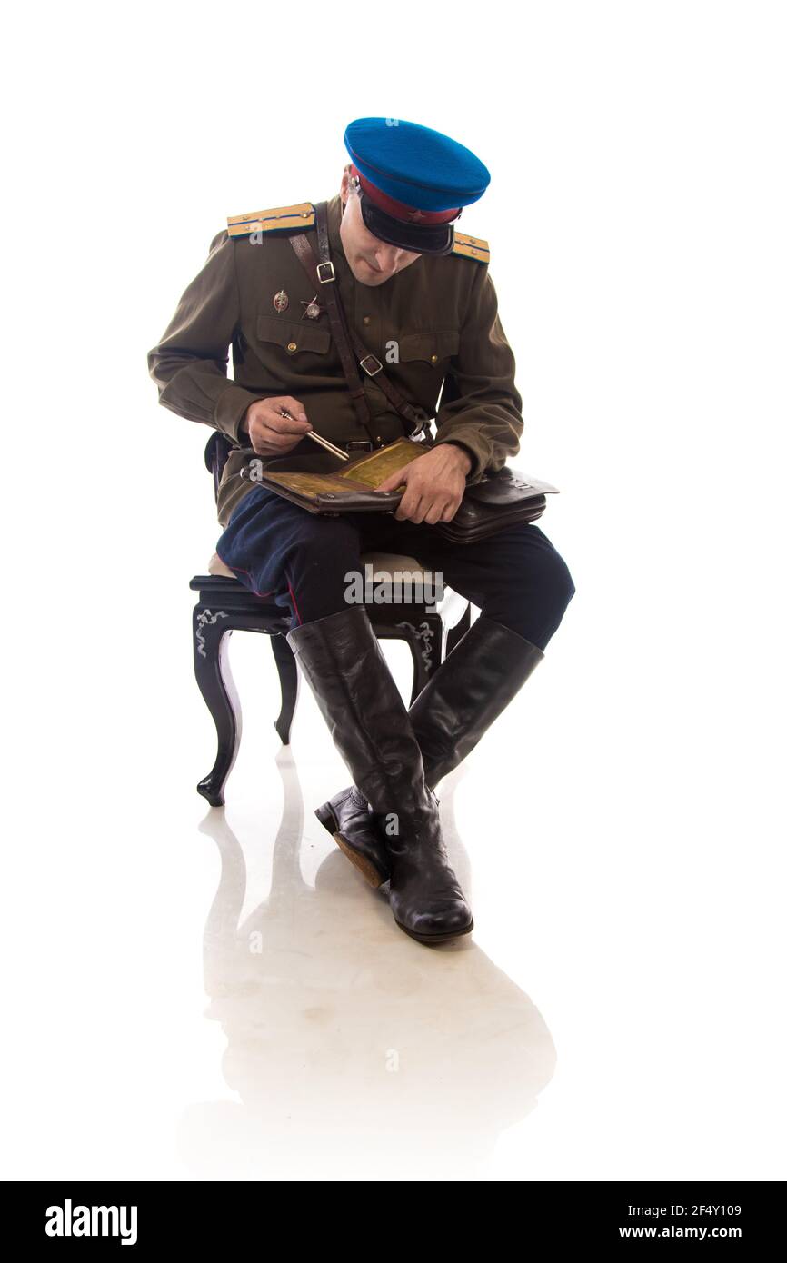 Mann Schauspieler in Form eines Offizierskapitäns Volk Kommissariat für innere Angelegenheiten Russlands aus dem Zeitraum 1943-1945 Schreibt in ein Notizbuch und POS Stockfoto