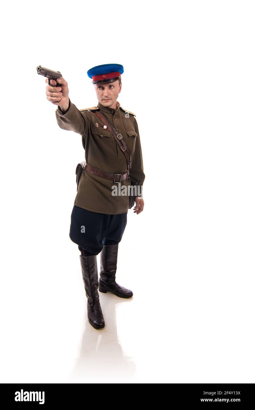 Mann Schauspieler in Form eines Offizierskapitäns Volk Kommissariat für innere Angelegenheiten Russlands aus dem Zeitraum 1943-1945 Posiert auf weißem Hintergrund Stockfoto