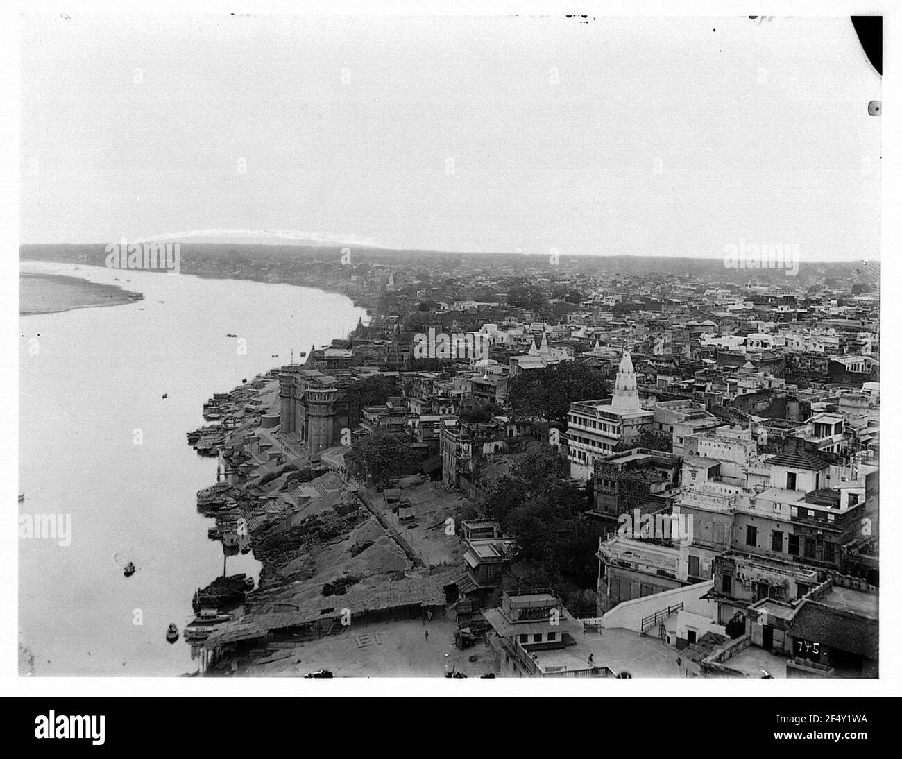 Varanasi (Benares), Indien. Blick vom S-Minarett auf die kleine Moschee des Auraneb über die Stadt am ganges mit Ghats und Tempelarchitektur Stockfoto