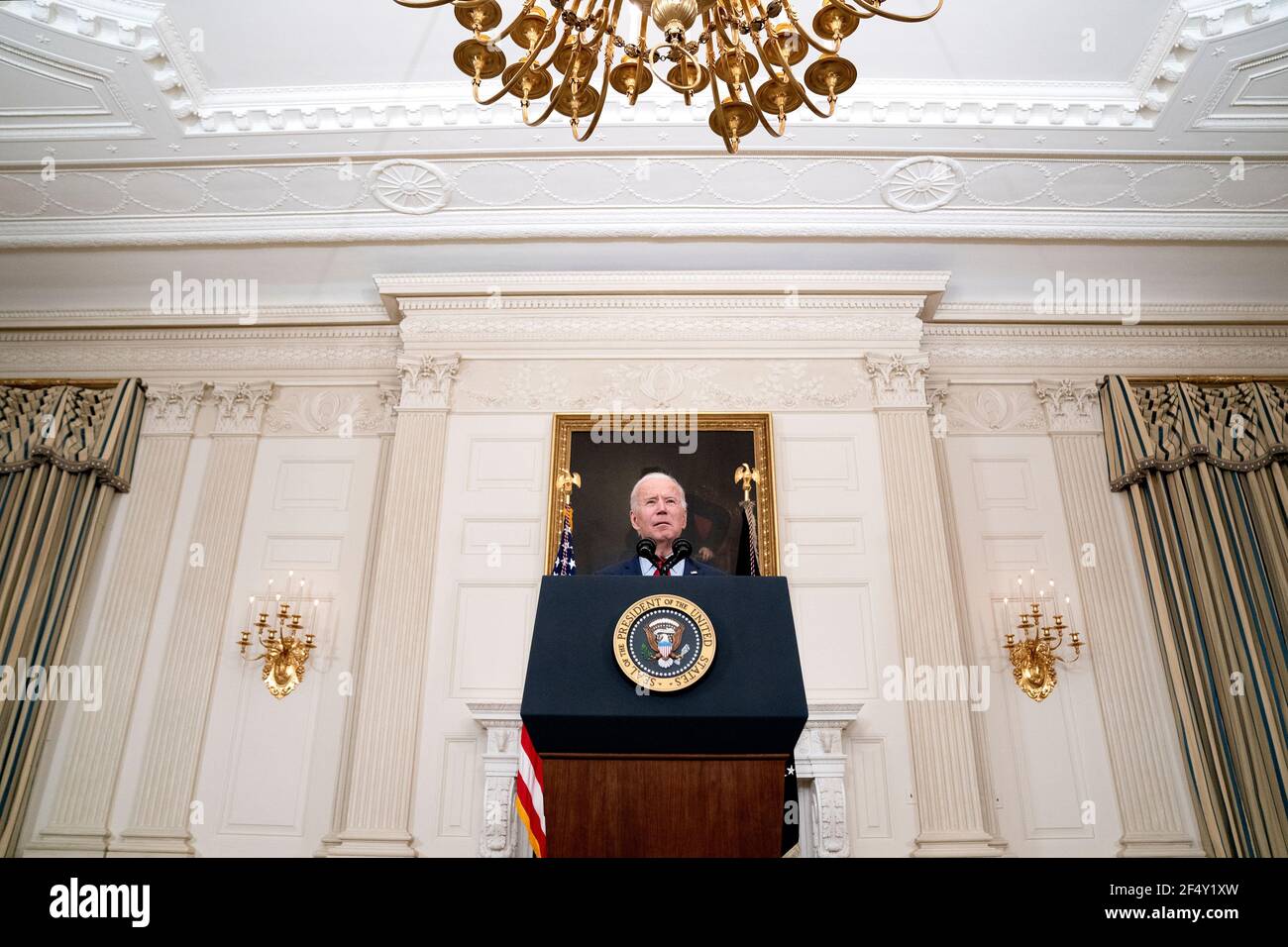 Washington, Vereinigte Staaten Von Amerika. März 2021, 23rd. US-Präsident Joe Biden hält am Dienstag, den 23. März 2021, im Staatlichen Speisesaal des Weißen Hauses in Boulder, Colorado, Bemerkungen über die Massenschießerei in Washington, DC, USA.Quelle: Stefani Reynolds/Pool/Sipa USA Quelle: SIPA USA/Alamy Live News Stockfoto