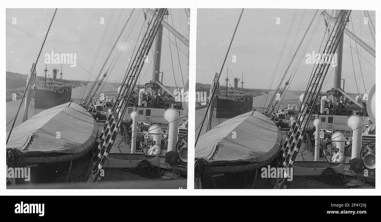 Ägypten. Suezkanal. Treffen von zwei Passagierdampfer. Im Vordergrund Lifeboat 'Hamburg' und Ventilator auf dem Frontschiff 'Hamburg Stockfoto