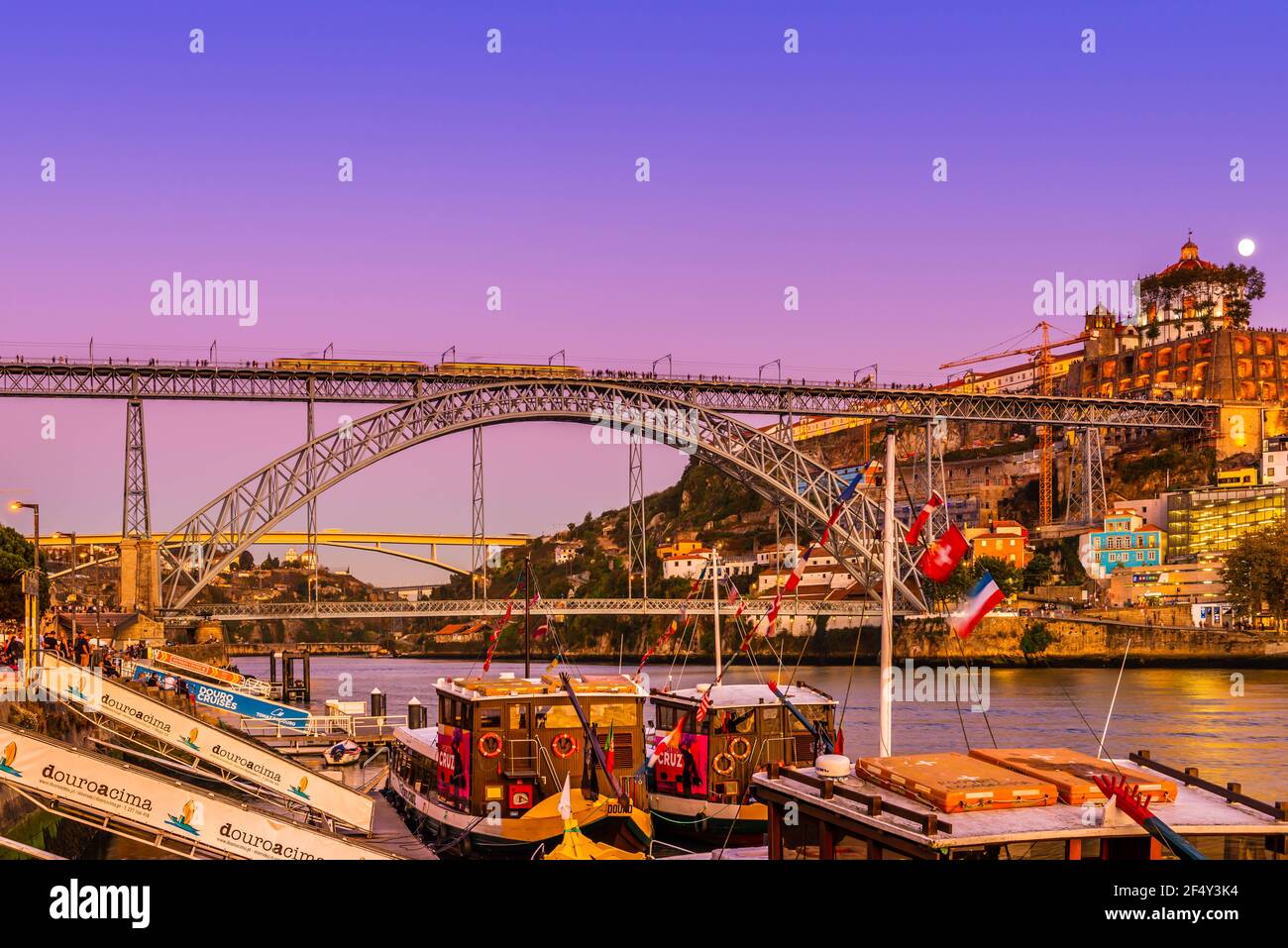 Panorama der Stadt Porto und Dom Luis I Brücke auf dem Douro Fluss in der Abenddämmerung in Portugal Stockfoto