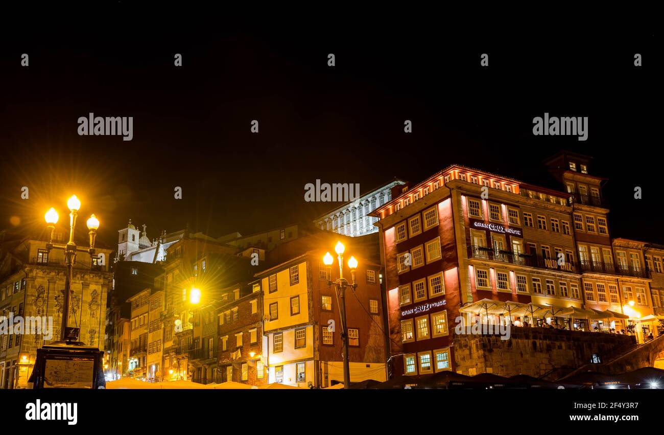 Fassaden von Gebäuden am Ufer des Douro Flusses Nachts in Porto in Portugal Stockfoto