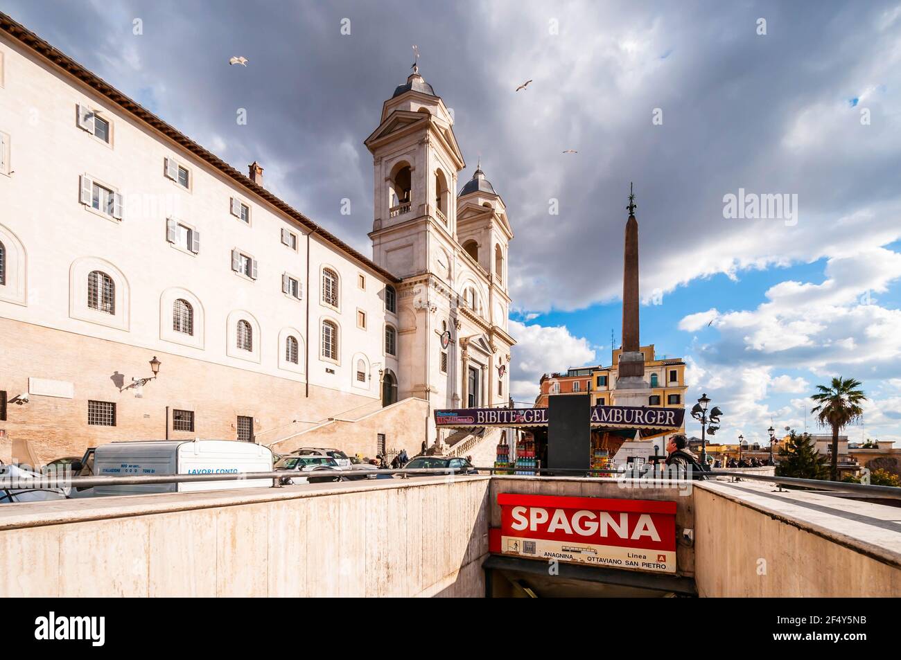 Das Äußere der Dreifaltigkeitskirche der Berge und der Obelisk hinter dem U-Bahneingang nach Rom in Latium, Italien Stockfoto