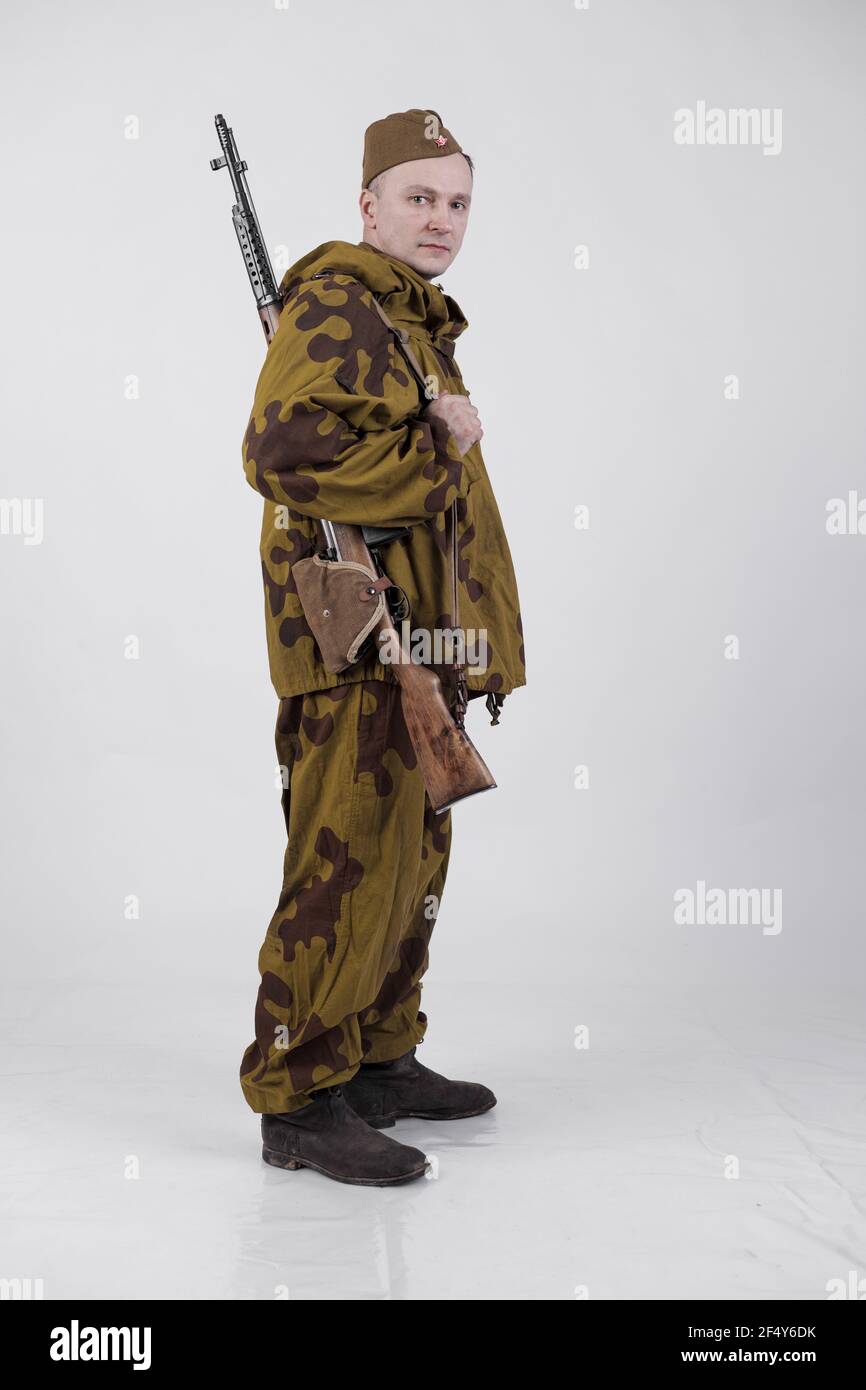 Schauspieler Mann in einer alten Militäruniform und Tarnkleidung Scharfschützenschütze Kleidung eines Soldaten der sowjetischen Armee während des Zweiten Weltkriegs Stockfoto