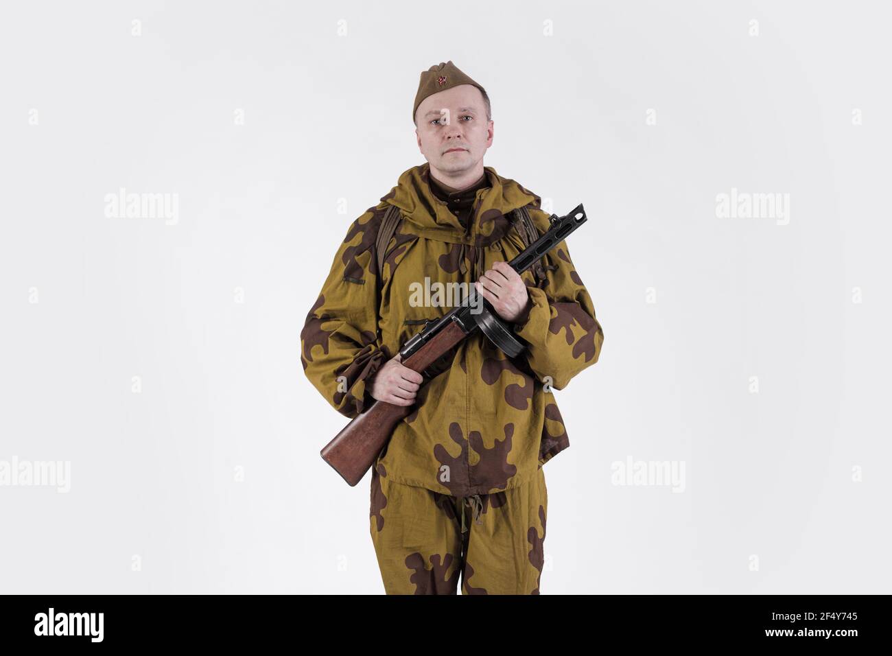Schauspieler Mann in einer alten Militäruniform und Tarnkleidung Scharfschützenschütze Kleidung eines Soldaten der sowjetischen Armee während des Zweiten Weltkriegs Stockfoto