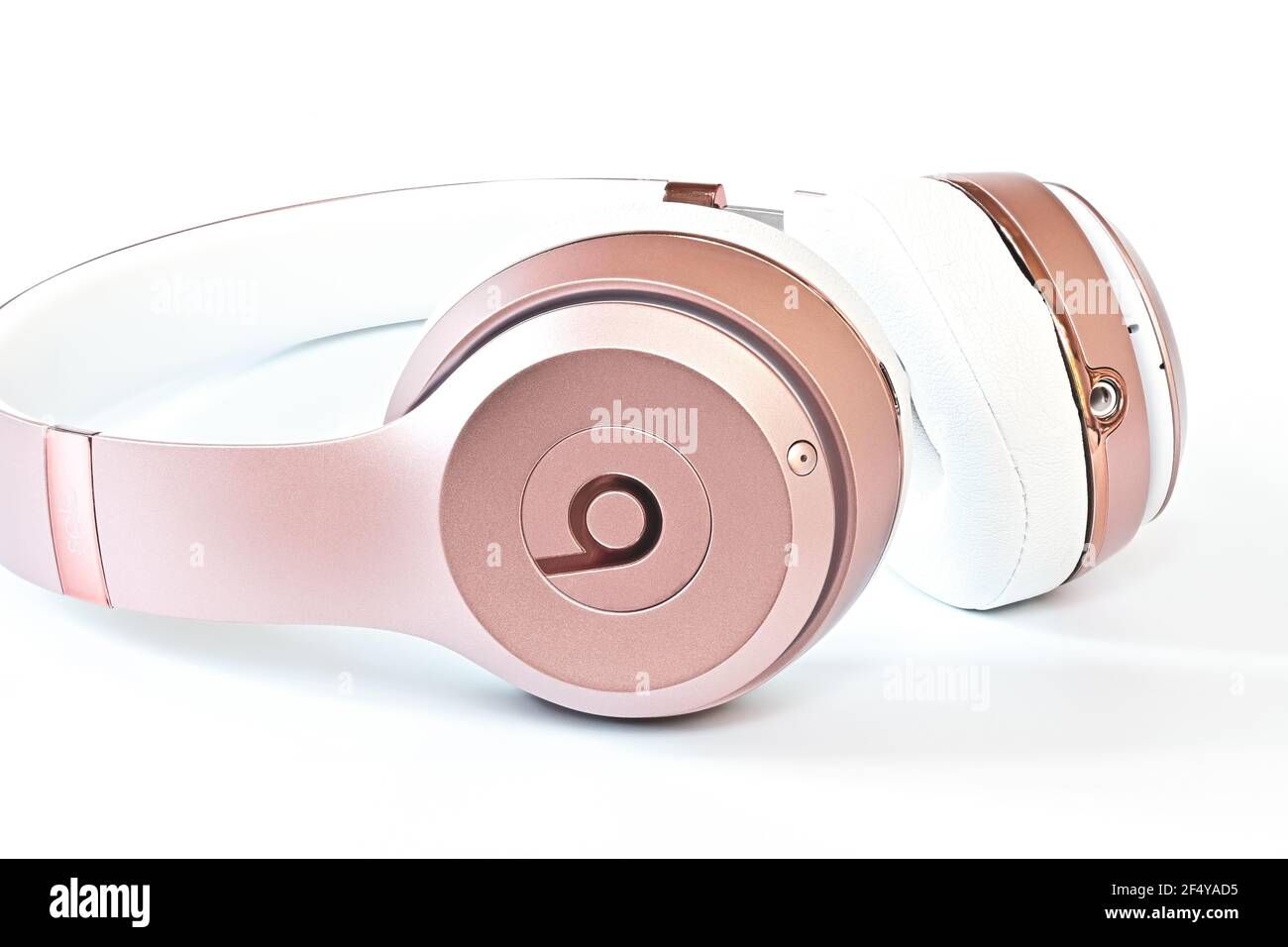 BRAUNSCHWEIG, 22. MÄRZ 2021: Apple Beats Solo3 Wireless Kopfhörer, Roségold.  Rosa On-Ear-Kopfhörer isoliert auf Weiß Stockfotografie - Alamy
