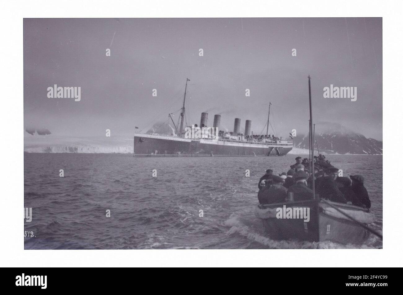 Spitzbergen (Norwegen). Hochsee-Passagierdampfer „Victoria Luise“ (?) Vor einem Eismassiv. Im Vordergrund voll belegtes Boot für ein Boot / Außenboot der Passagiere Stockfoto