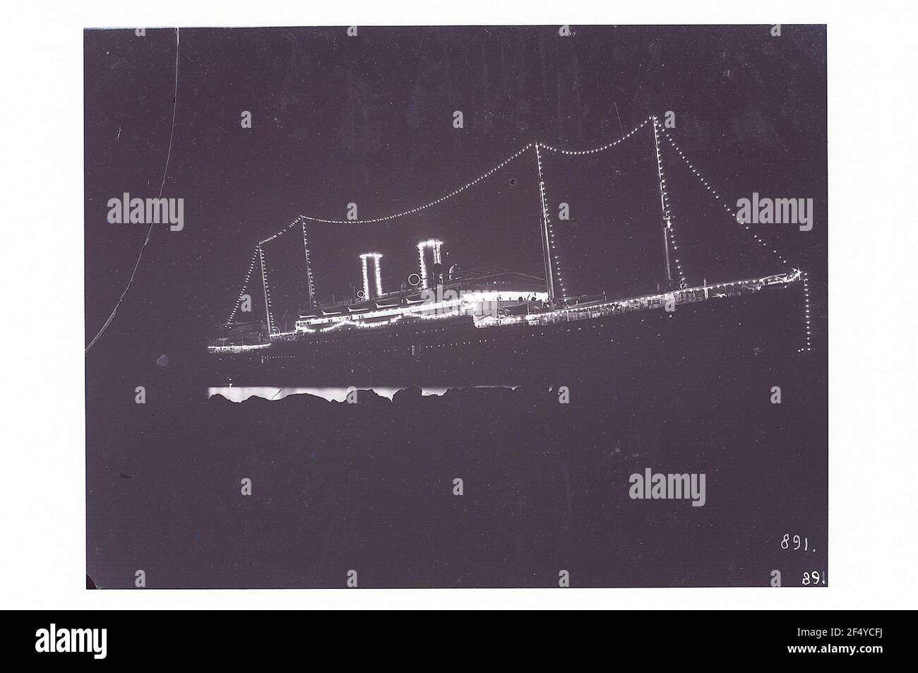 Manila. Beleuchteter Hochsee-Passagierdampfer 'Cleveland' im Hafen Stockfoto