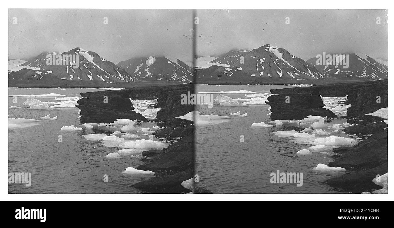 Ebeltoft Port, Spitzbergen (Norwegen). Fahreis auf dem felsigen Ufer Stockfoto