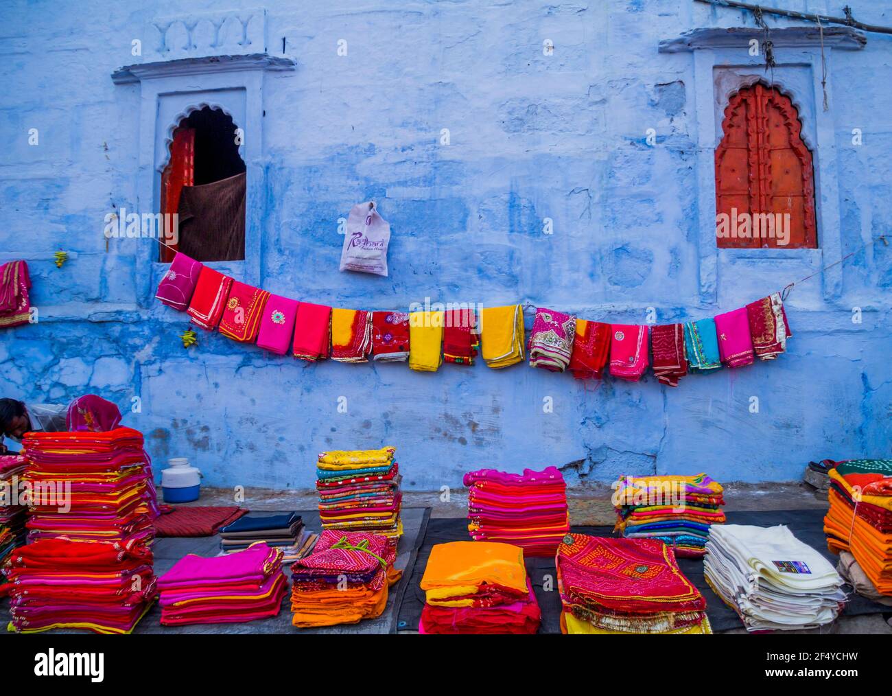 Verkauf von Kleidung in der blauen Stadt, Jodhpur Stockfoto