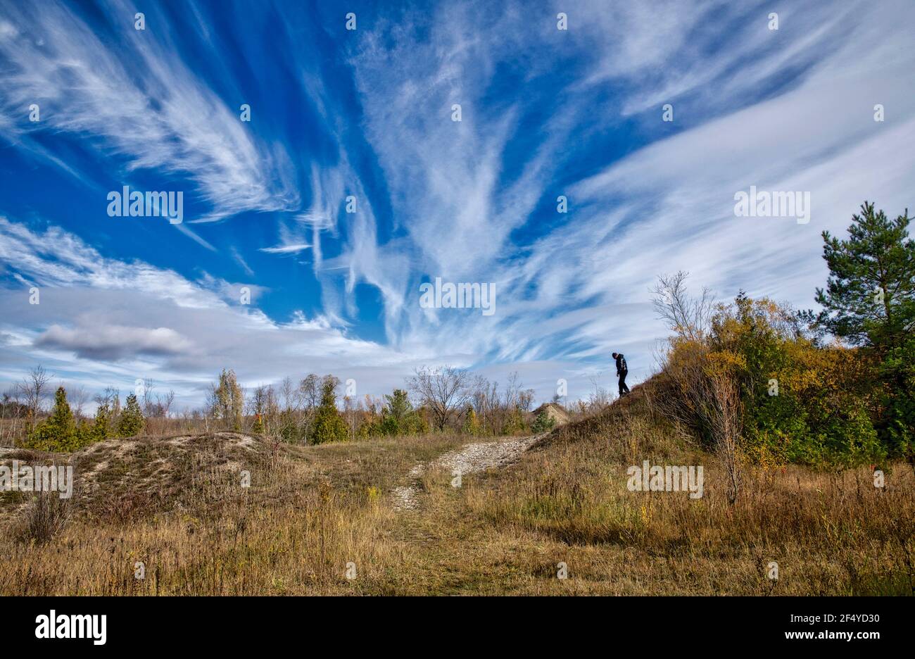 Gesunde Lebensweise - Wandern im öffentlichen Park mit dramatischen Wolkenlandschaft Stockfoto