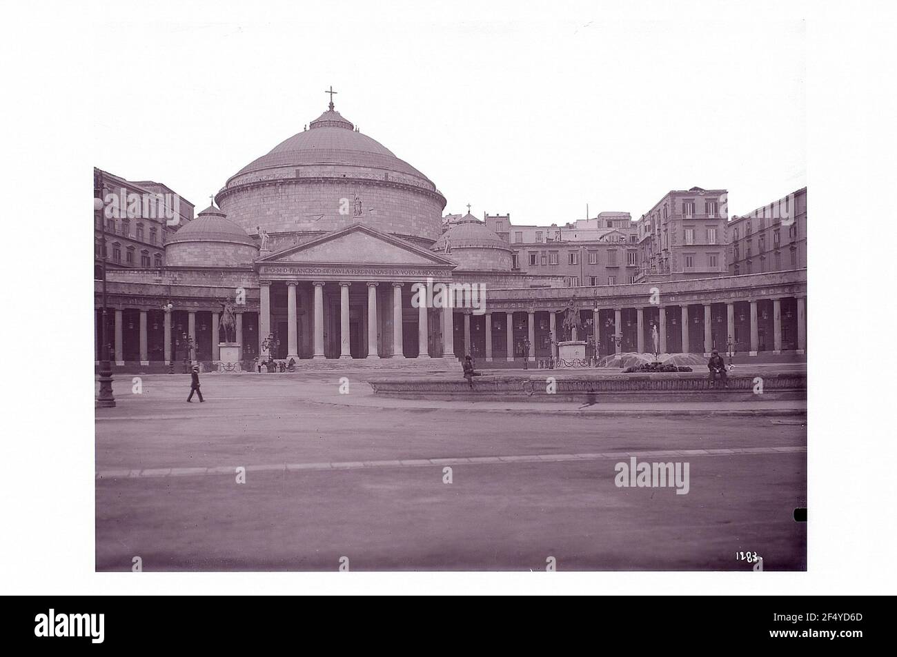 Neapel, Piazza de Plebiscito. Kirche von San Francesco di Paola. Straßenfront mit Brunnenanlage und zwei Reiterstandbilder Stockfoto