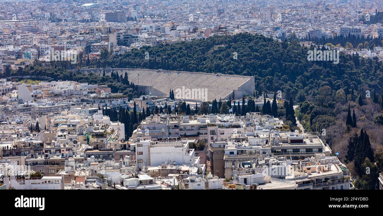 Athen Stadt Griechenland und Panathenaic Stadion Luftaufnahme von Lycabettus Berg. Altes Marmorstadion auch bekannt als Kallimarmarmaro wo erste klassische Ol Stockfoto