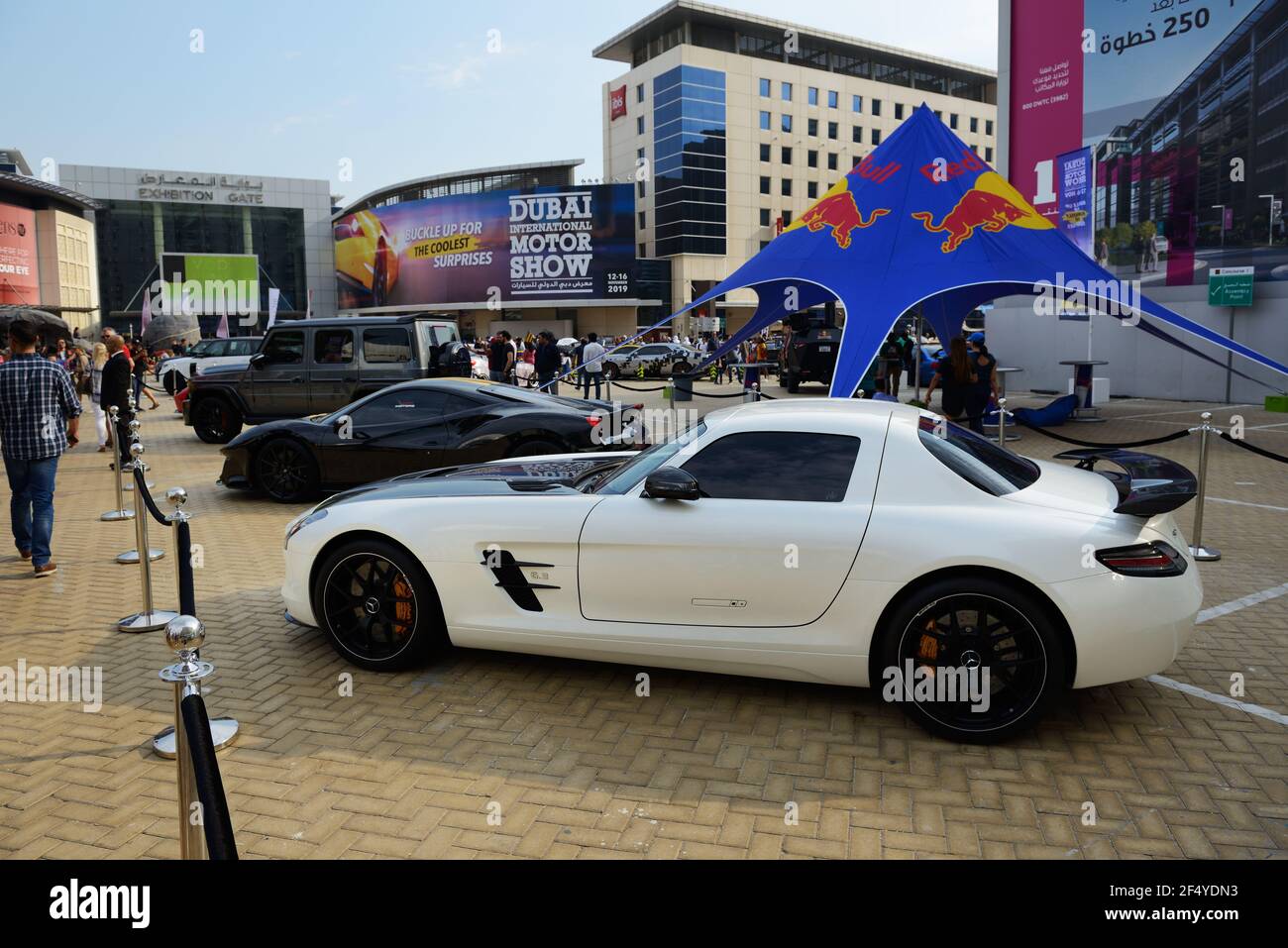 Dubai, VAE - 16. NOVEMBER: Der Mercedes-Benz SLS AMG Sportwagen ist am 16. November 2019 auf der Dubai Motor Show 2019 zu sehen Stockfoto