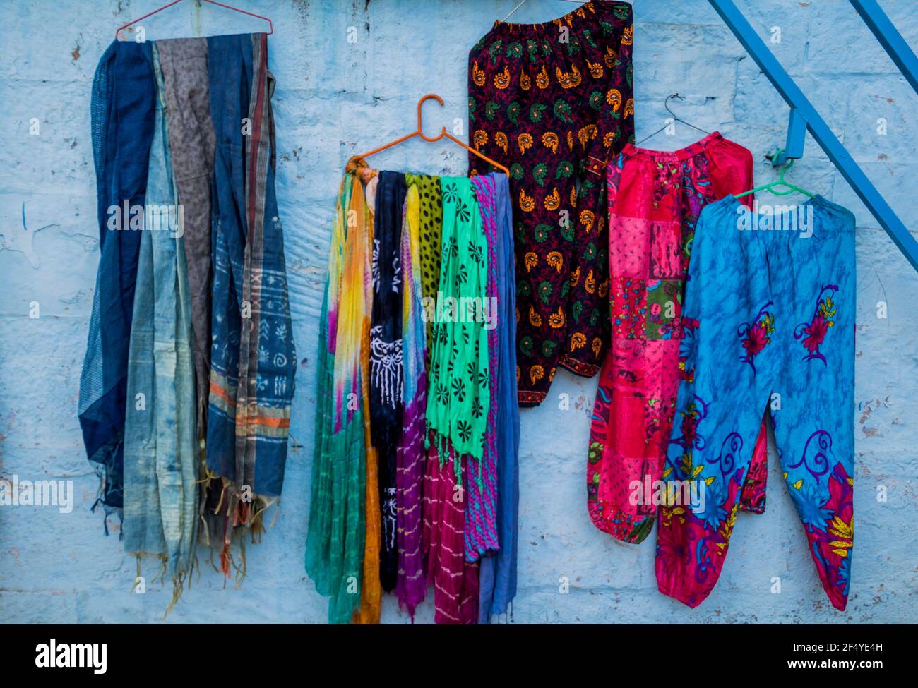 Verkauf von Kleidung in der blauen Stadt, Jodhpur Stockfoto