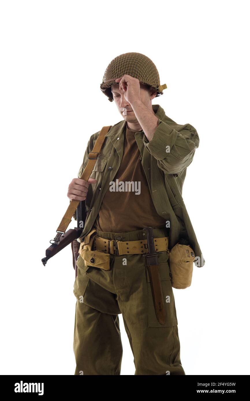 Männlicher Schauspieler in Militäruniform einer amerikanischen Marine von Der zweite Weltkrieg posiert vor weißem Hintergrund Stockfoto