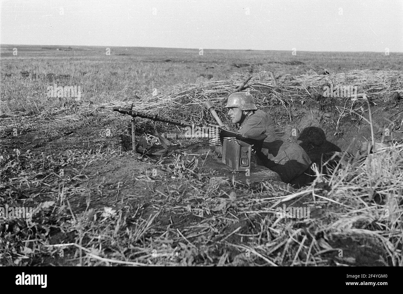 Zweiter Weltkrieg. Bilder auf der Vorderseite. Sowjetunion. Verwandte der deutschen Wehrmacht in einem Schützenhoch auf einem Maschinengewehr Stockfoto