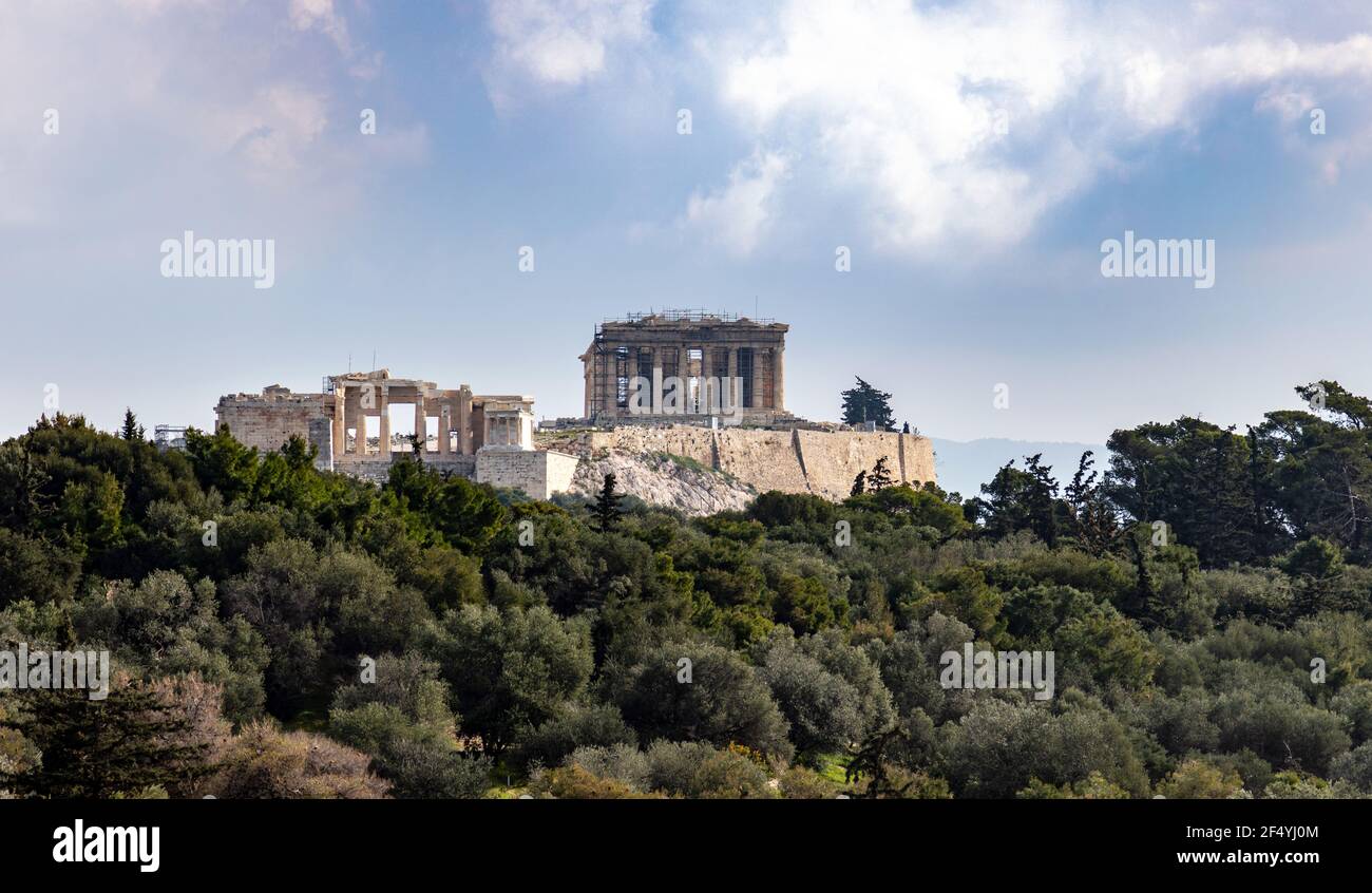 Akropolis-Felsansicht vom Filopappou Hügel, Athen, Griechenland. Historisches Wahrzeichen. UNESCO-Welterbe Antike, historische, klassische archäologische Denkmal Stockfoto