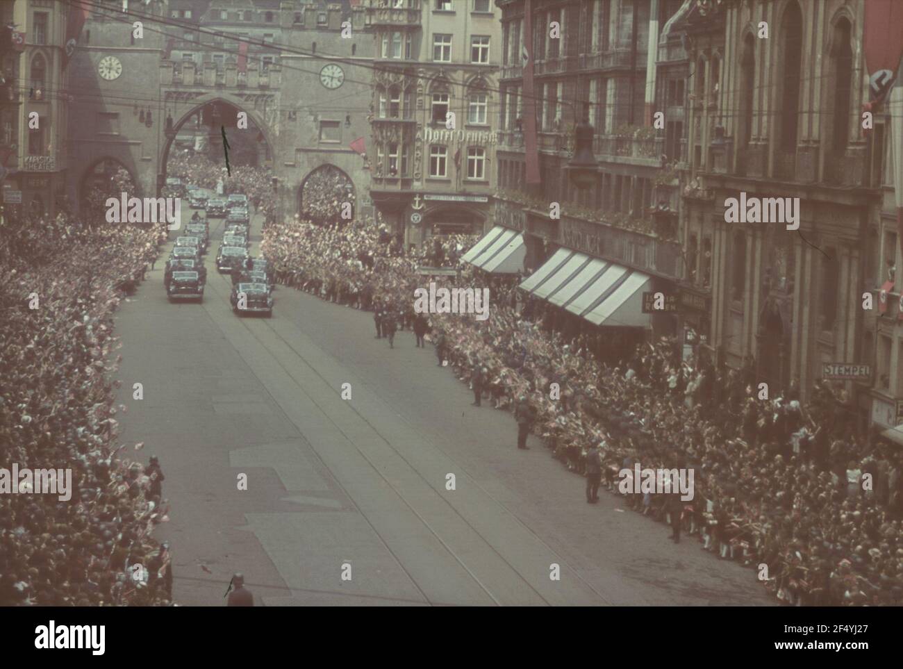 München, Karlsplatz (Stachus). Marsch der deutschen und italienischen Faschisten. Blick auf den Karlstor Stockfoto