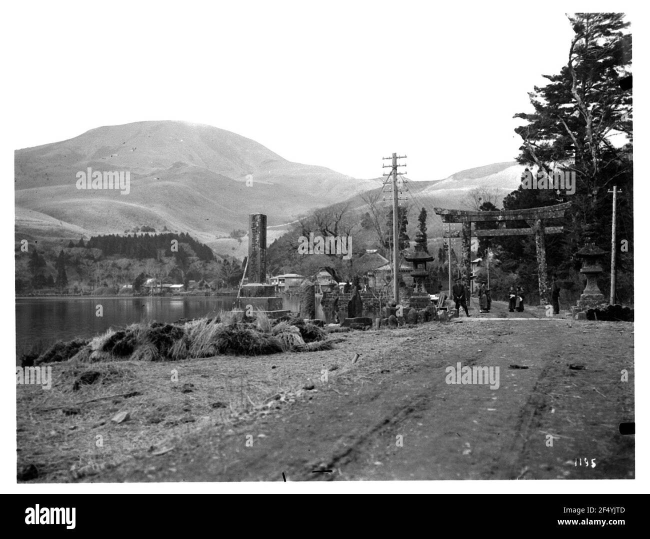 Hakone. Weg am Ashi-See im Fuji-Nationalpark mit Fingersatz Tele, Steinlaternen und Torii (Eingang zu einem Shint? -Chein) Stockfoto