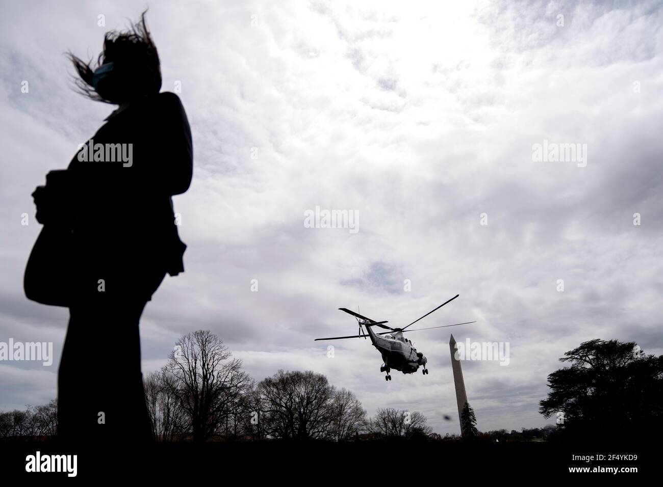 Ein Geheimagent steht auf dem South Lawn als Marine One, mit US-Präsident Joe Biden an Bord, verlässt das Weiße Haus am Dienstag, 23. März 2021 in Washington, DC, USA.Quelle: Stefani Reynolds/Pool via CNP /MediaPunch Stockfoto