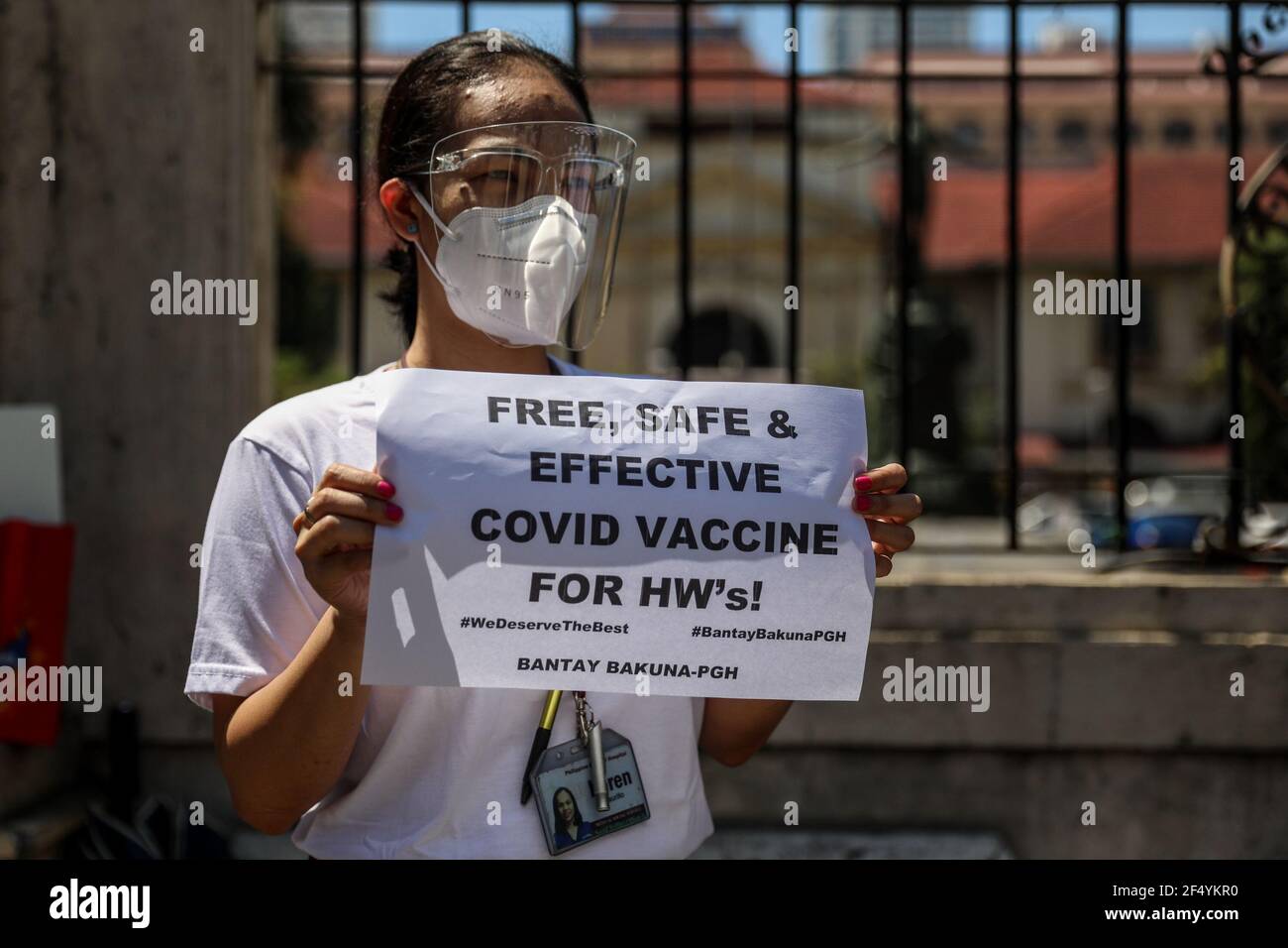 Während eines Protestes vor dem Philippine General Hospital in Manila fordern die Beschäftigten des Gesundheitswesens einen kostenlosen, sichereren und wirksamen COVID-19-Impfstoff. Aktivisten forderten zusammen mit Medizinern und Studenten einen kostenlosen und sichereren COVID-19-Impfstoff für Beschäftigte im Gesundheitswesen, die angesichts der Zunahme von Coronavirus-Fällen im Land weiterhin gefährdet sind. Die Regierung stand unterdessen vor Kritik, weil sie es versäumt hatte, sofort ein Impfprogramm zu starten, wodurch die Philippinen das einzige ASEAN-Mitglied ohne COVID-19-Impfstoffe waren, das voraussichtlich Ende Februar eintreffen wird. Philippinen. Stockfoto