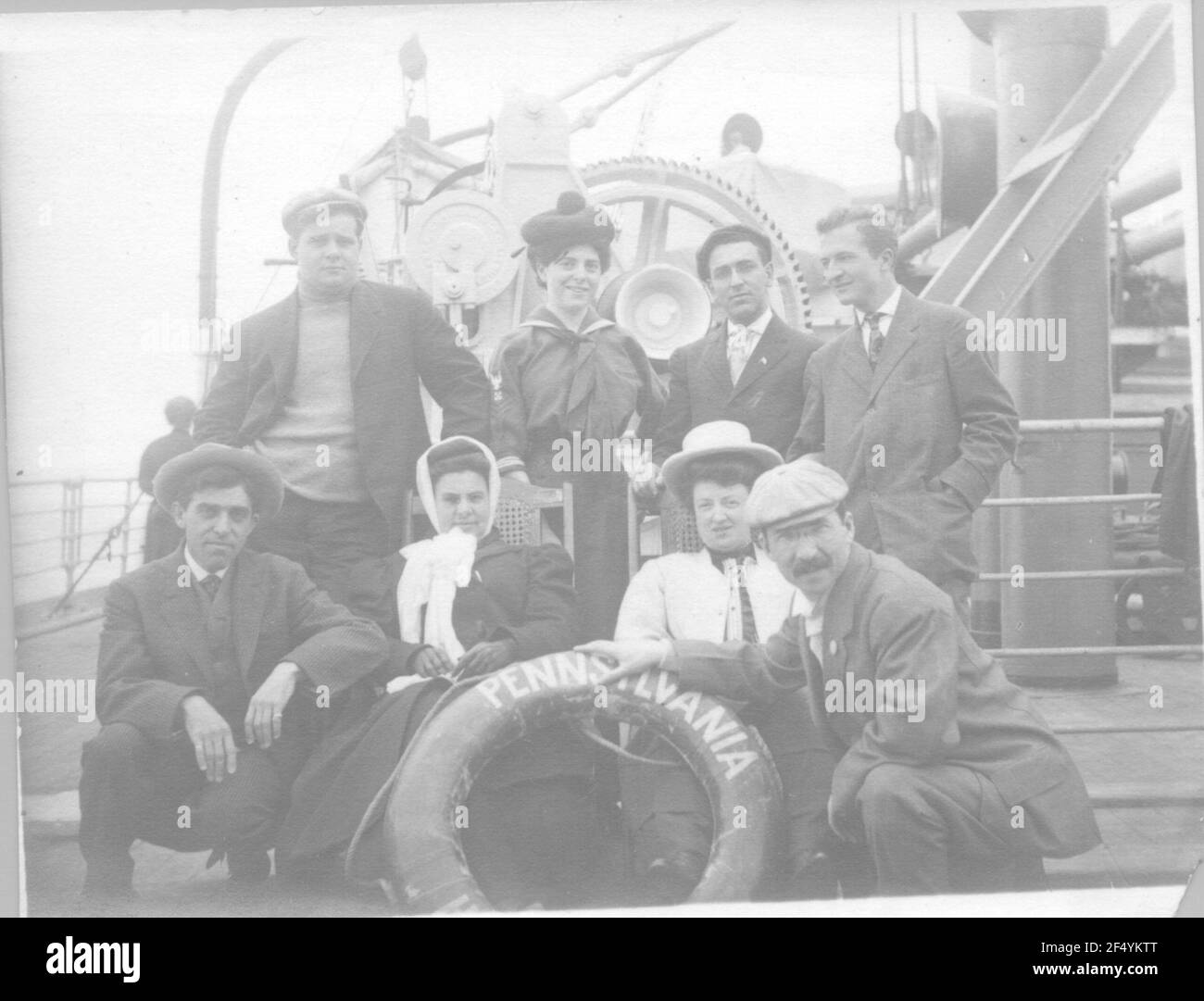 Hochsee-Passagierdampfer Pennsylvania, Aufnahmen an Bord. Gruppenbild mit Touristen an Deck Stockfoto