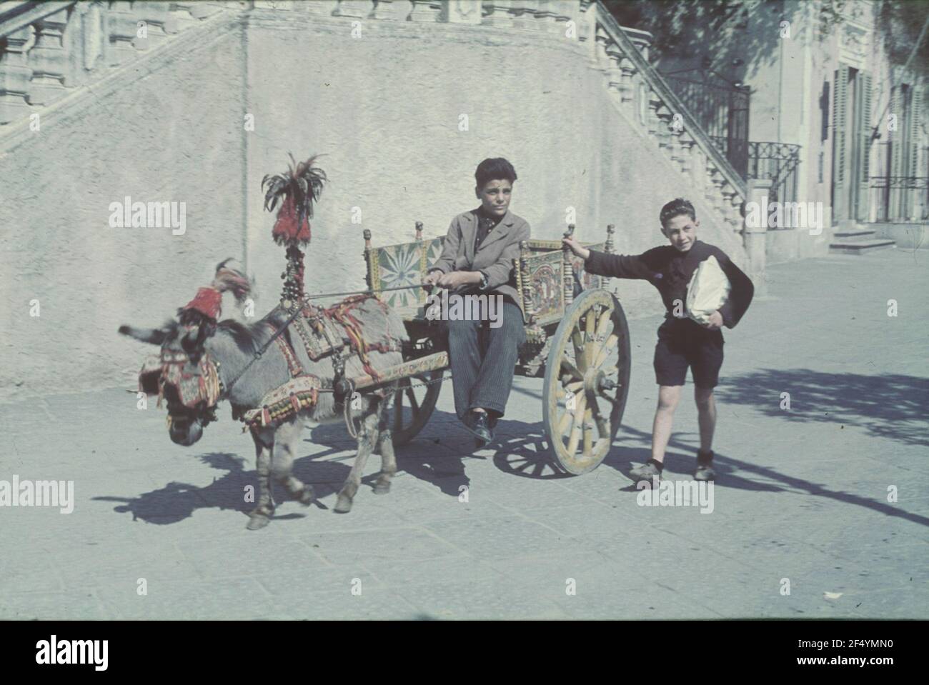Reisefotos Italien. Sizilien. Taormina. Zwei Jungen mit einer historischen Szenen bemalten Eselskarren Stockfoto