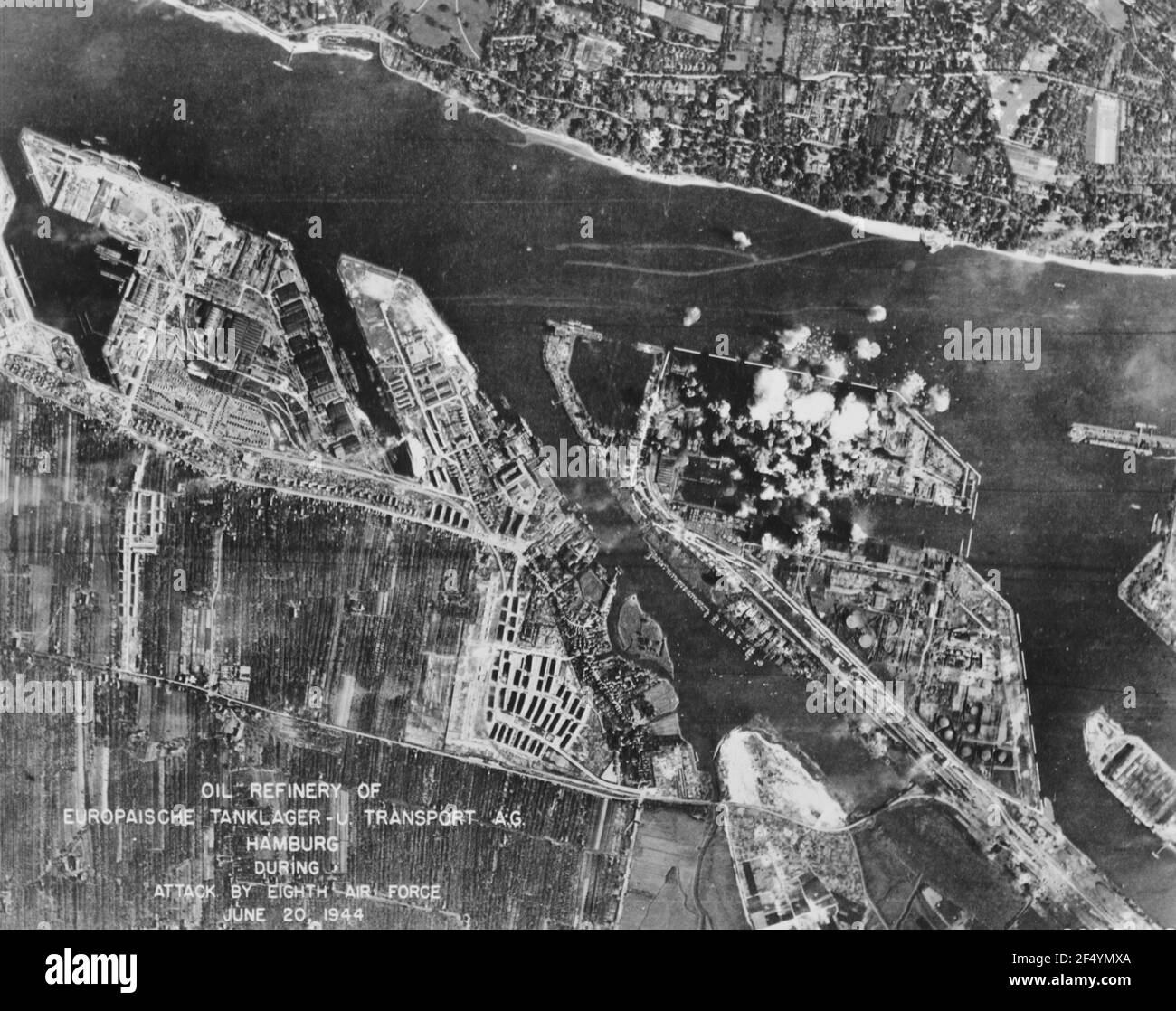 Ölraffinerie des Europaische-Tanklager U. Transport A.G. in Hamburg, Deutschland, während des Angriffs von 8th Luftstreitkräfte am 20. Juni 1944 Stockfoto