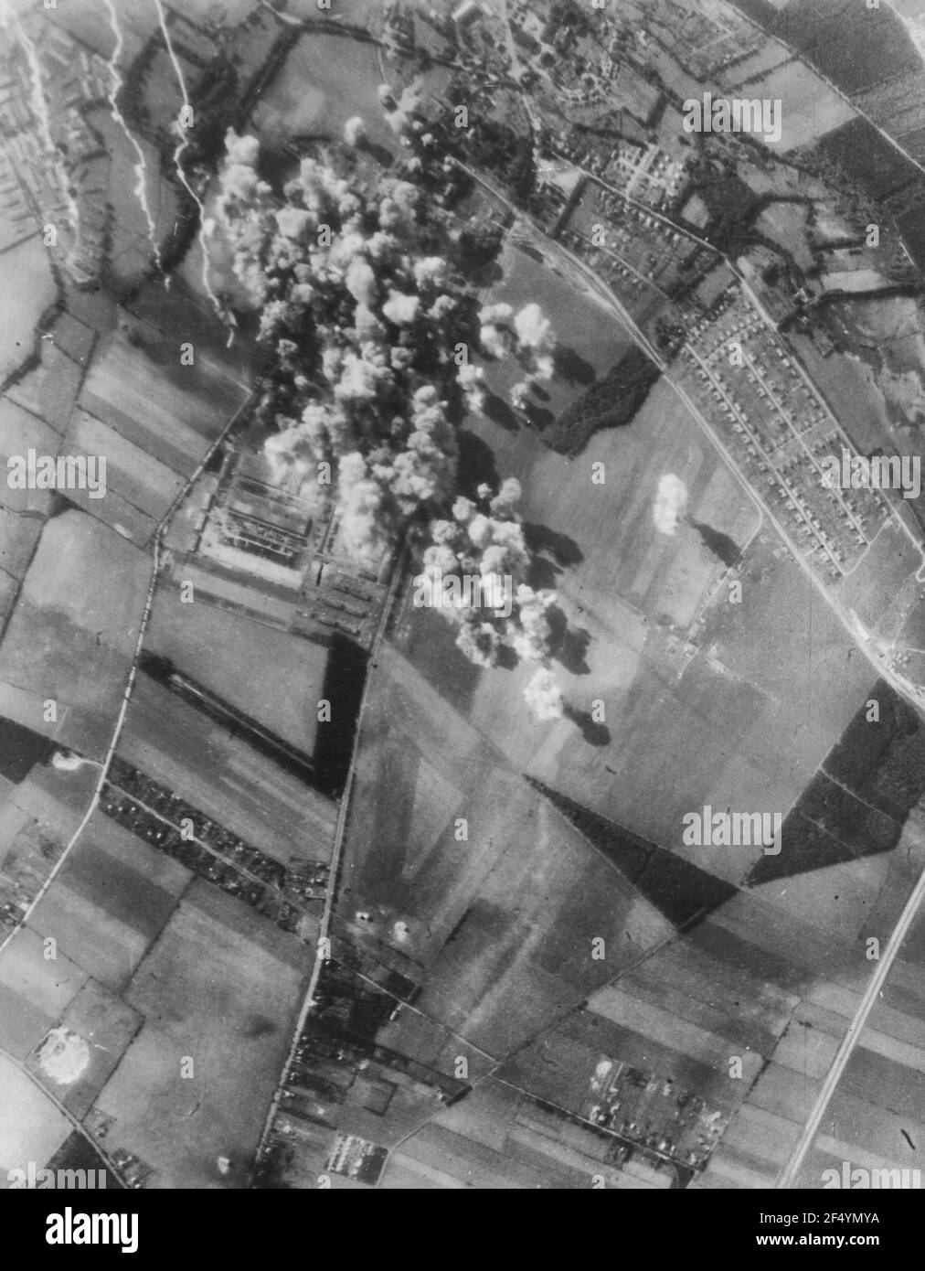 Die große Ordnance-Anlage vor den Toren der Stadt Hamburg, Deutschland, 6. Oktober 44, wird fast von Bombenanschlägen bedeckt, da die US-8th AF-Bomber dort ihren Tribut forderten Stockfoto