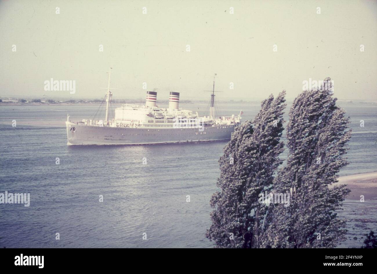 Passengership 'Ubena' (1928, Blohm und Voss) der Deutsch-Ostafrika-Linie (DOAL). Blick vor einer Küste Stockfoto