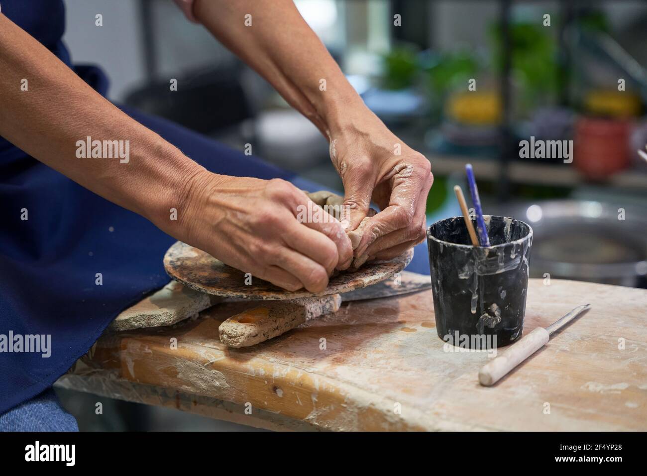 Nahaufnahme der Hände der Frau Formen, Erstellen handgemachte Keramik Tonschale in Töpferwerkstatt Studio Stockfoto