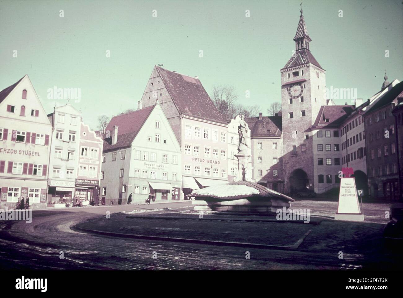 Landsberg am Lech, Hauptplatz. Blick mit Marienbrunnen (1700, weiblich) und schmalem Turm (aktuelle Richtung um 1458). Blick mit Stand für Warwinterhilfswerk 1939/1940 Stockfoto