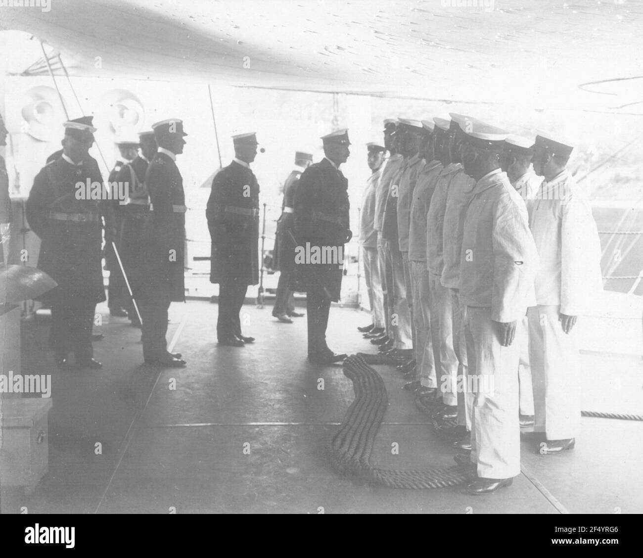Kaiser Wilhelm II. Und Begleitung vor der Front Sitzende Matrosen Stockfoto