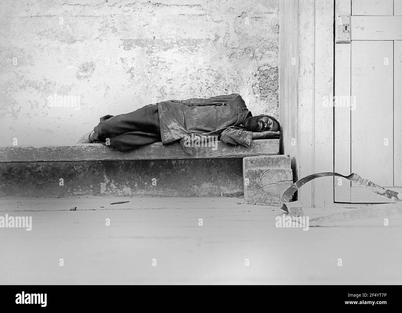 Kingston (Jamaika). Schlafender Afroamerikaner auf einer Bank vor einem Haus Kingston (Jamaika). Schlafender Afroamerikaner auf einer Bank vor einem Haus Stockfoto