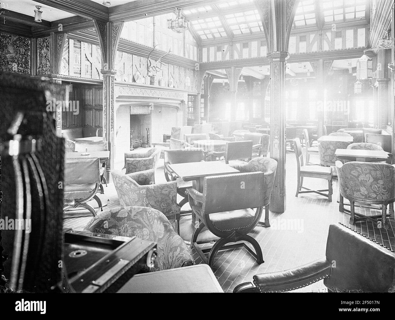 Hochsee-Passagierdampfer 'Kaiser' von Hapag Hamburg. Rauchsalon im Jägermeister-Stil Stockfoto