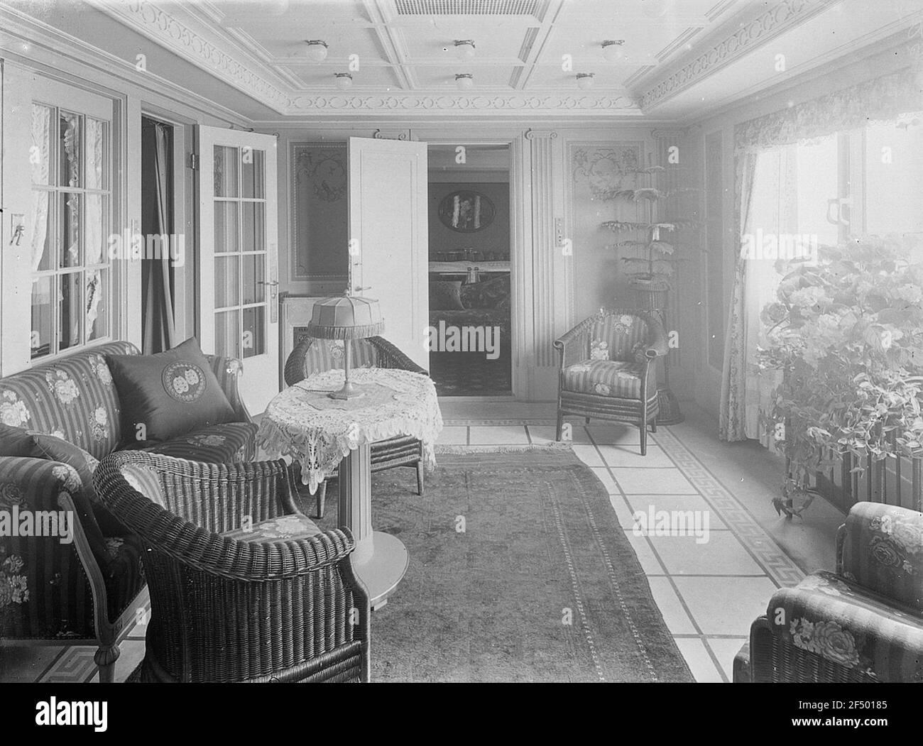 Hochsee-Passagierdampfer 'Kaiser' von Hapag Hamburg. Kabine mit Sitzgelegenheiten Stockfoto