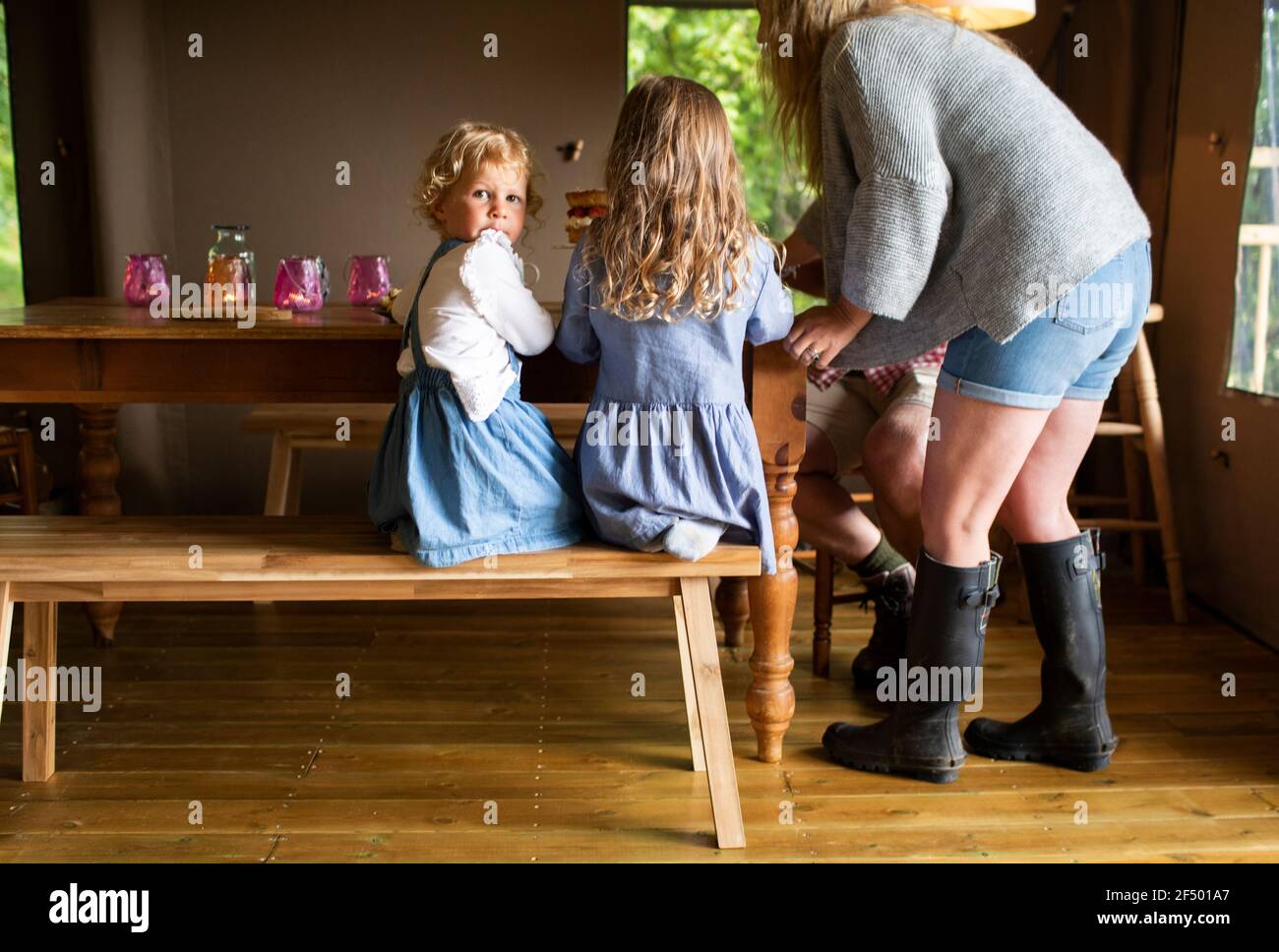 Mutter und Töchter am Holztisch Stockfoto