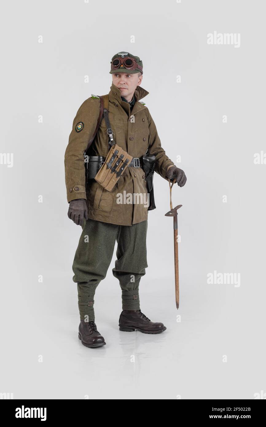 Männlicher Schauspieler in der Wintermilitäruniform eines deutschen Soldaten, der Periode 1941-1945, der zweite Weltkrieg Stockfoto