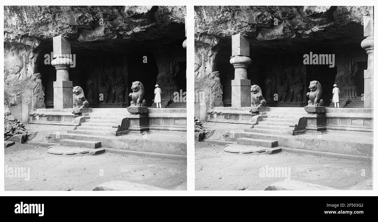 Elephanta, Indien. Shiva Tempel der Felsenhöhlen. Tourist von Hapag in einem der Eingänge mit flankierenden Löwen Skulpturen auf der offenen Treppe Stockfoto