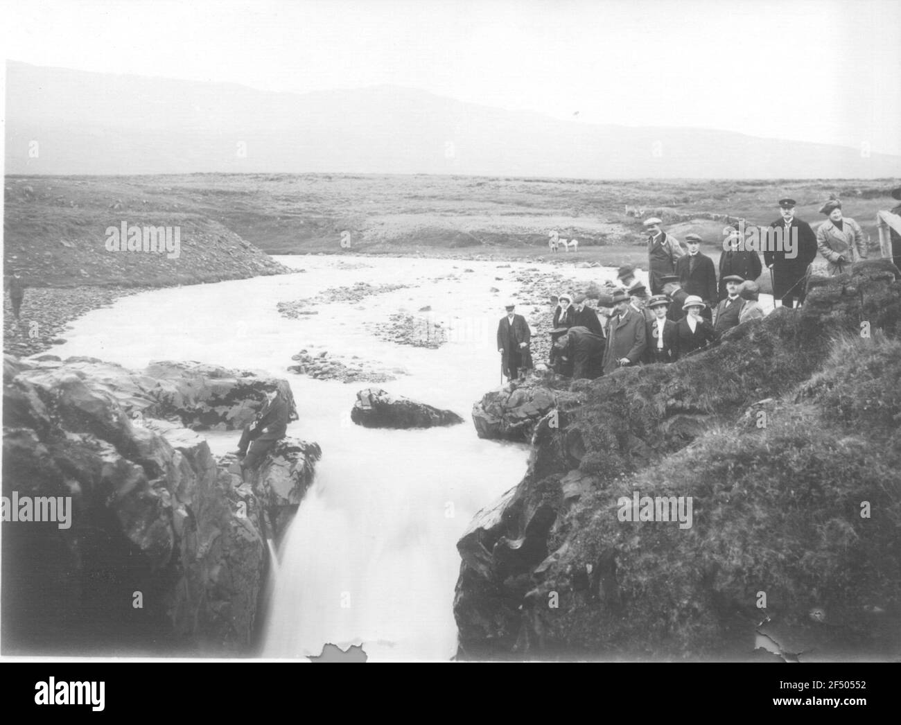 Akureyri (Island). Touristengruppe (Passagiere des Hochsee-Passagierdampfers 'Victoria Luise') am Kopf der Glera-Fälle. Blick nach oben (nach Südwesten) Stockfoto