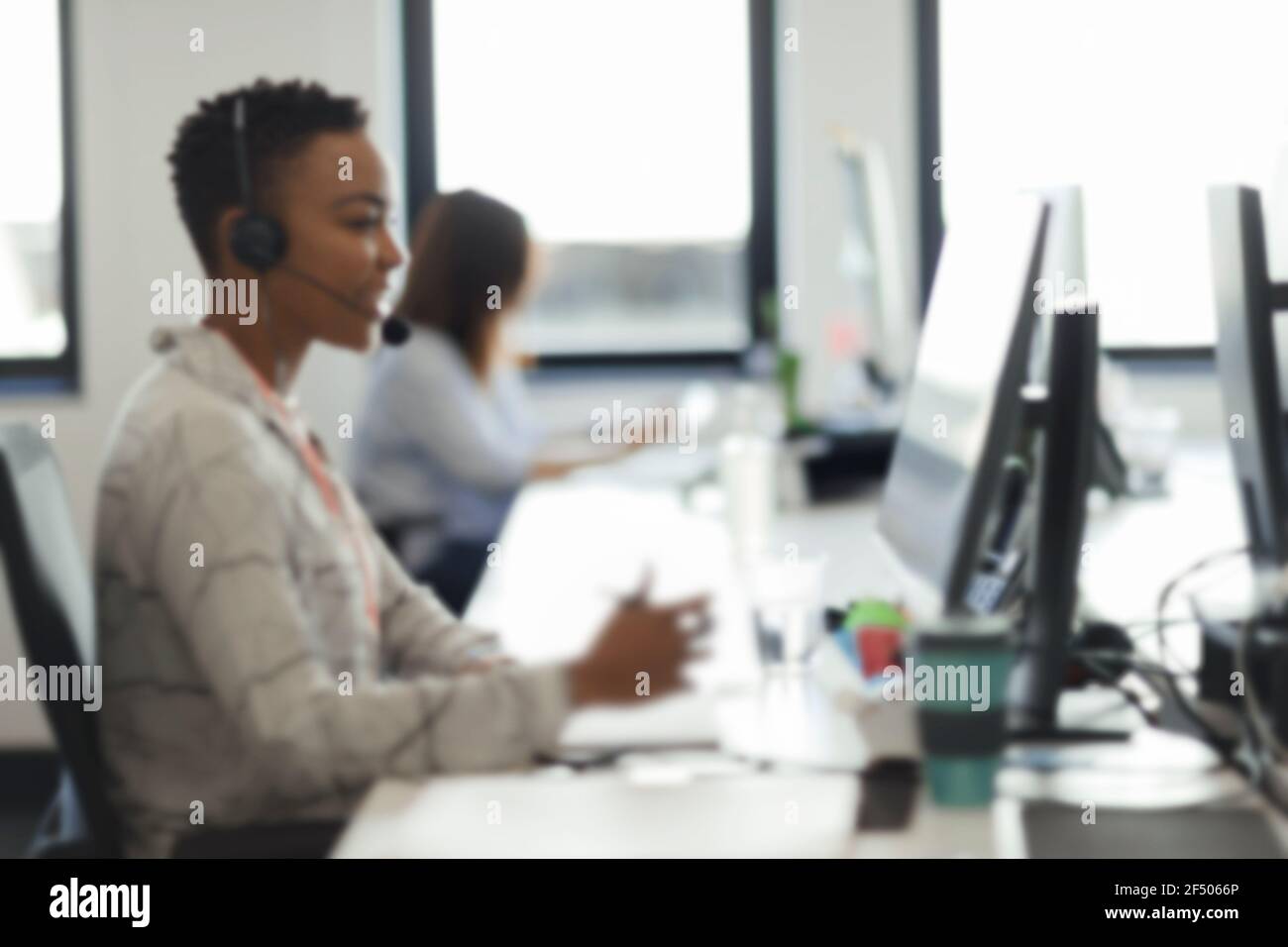 Geschäftsfrau im Headset, die am Computer im Callcenter arbeitet Stockfoto