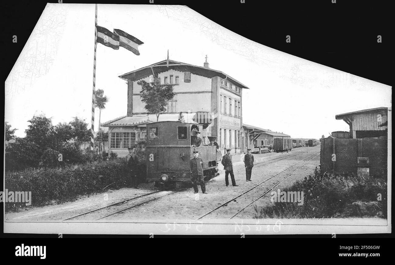 Köslin - Pollnow. Kleiner Bahnhof mit Lokomotive Stockfoto