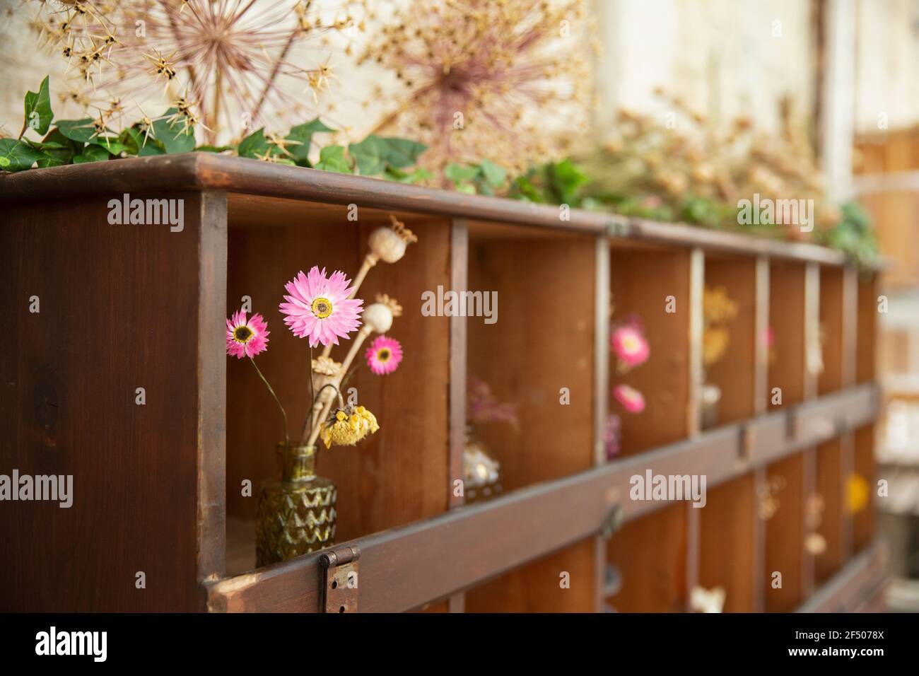 Rosa Blumenstrauß im Schauschrank im Blumenladen Stockfoto