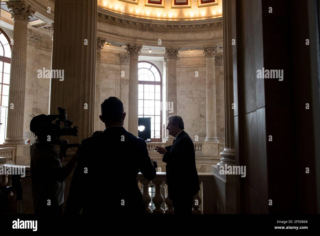 Washington, Vereinigte Staaten Von Amerika. März 2021, 23rd. Der US-Senator John Neely Kennedy (Republikaner von Louisiana) spricht am Dienstag, den 23. März 2021, im Russell Senate Office Building in Washington, DC, mit Reportern nach dem Mittagessen im GOP-Senat. Kredit: Rod Lampey/CNP/Sipa USA Gutschrift: SIPA USA/Alamy Live Nachrichten Stockfoto