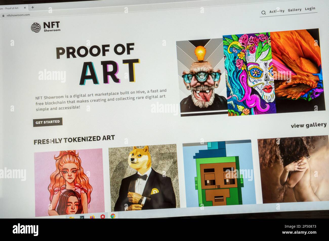 NFT Showroom ist eine digitale Art Marketplace Website, die sich mit Nicht fungible Token Stockfoto