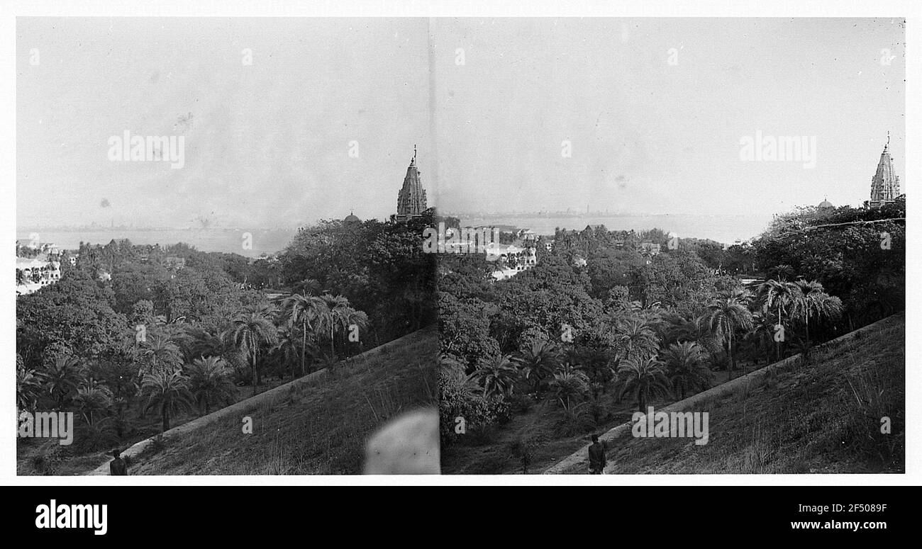 Bombay, Indien: Blick vom Malabar Hill. Blick auf Palmen bewachsene Hügel zur Bucht, direkt im Bild Turm eines Hindu-Tempels Stockfoto