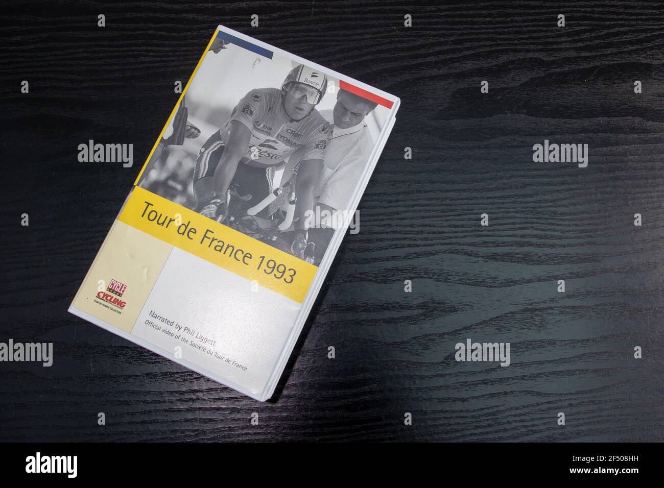 VHS-Videokoffer der 1993 zeigt den dritten Mal Gewinner Spanier Miguel Indurain zu Beginn eines Zeitfahrens Stufe Stockfoto