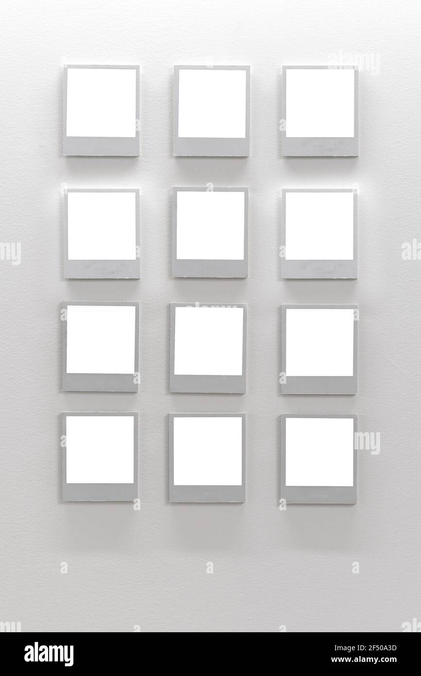 Weiße Wand mit leeren polaroidrahmen. Modell Stockfoto